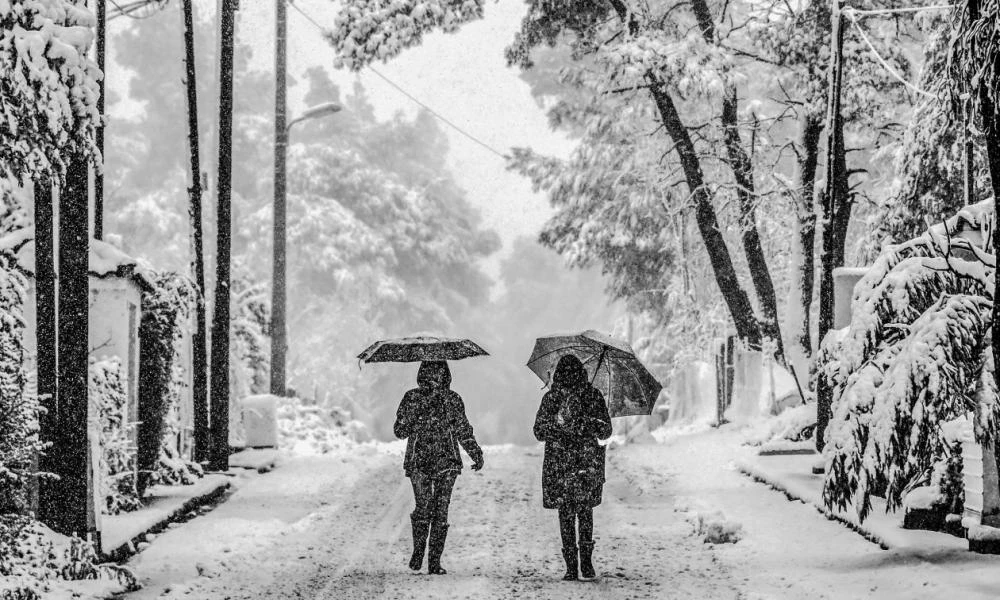 Πέφτει κατακόρυφα η θερμοκρασία - Βροχές και χιόνια στα ορεινά